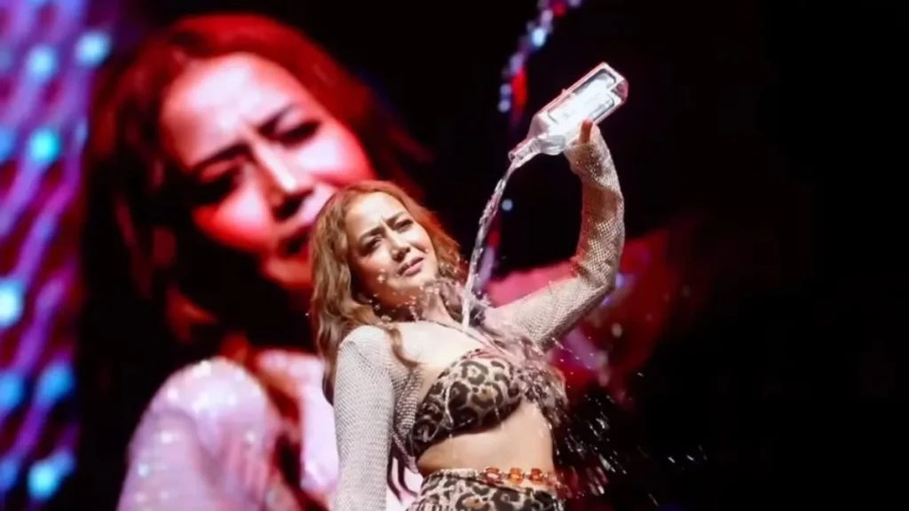 Neha Kakkar Viral Video: Singer Gets Slammed By Netizens For Vulgar Dance Moves On Stage; 'Ruined Her Image'